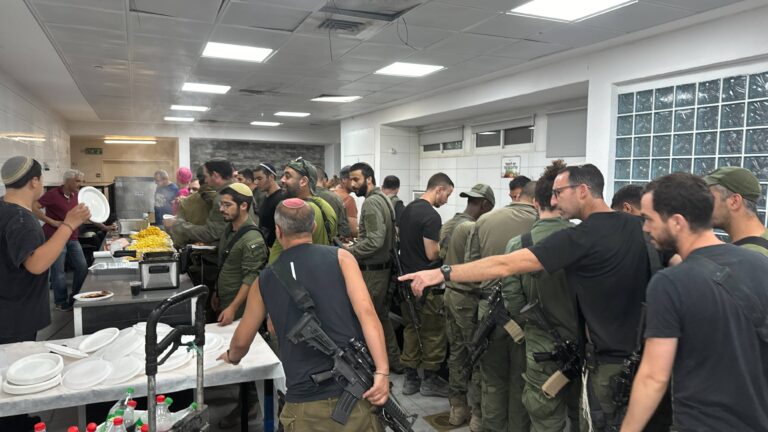 מחלקים אוכל לחיילים